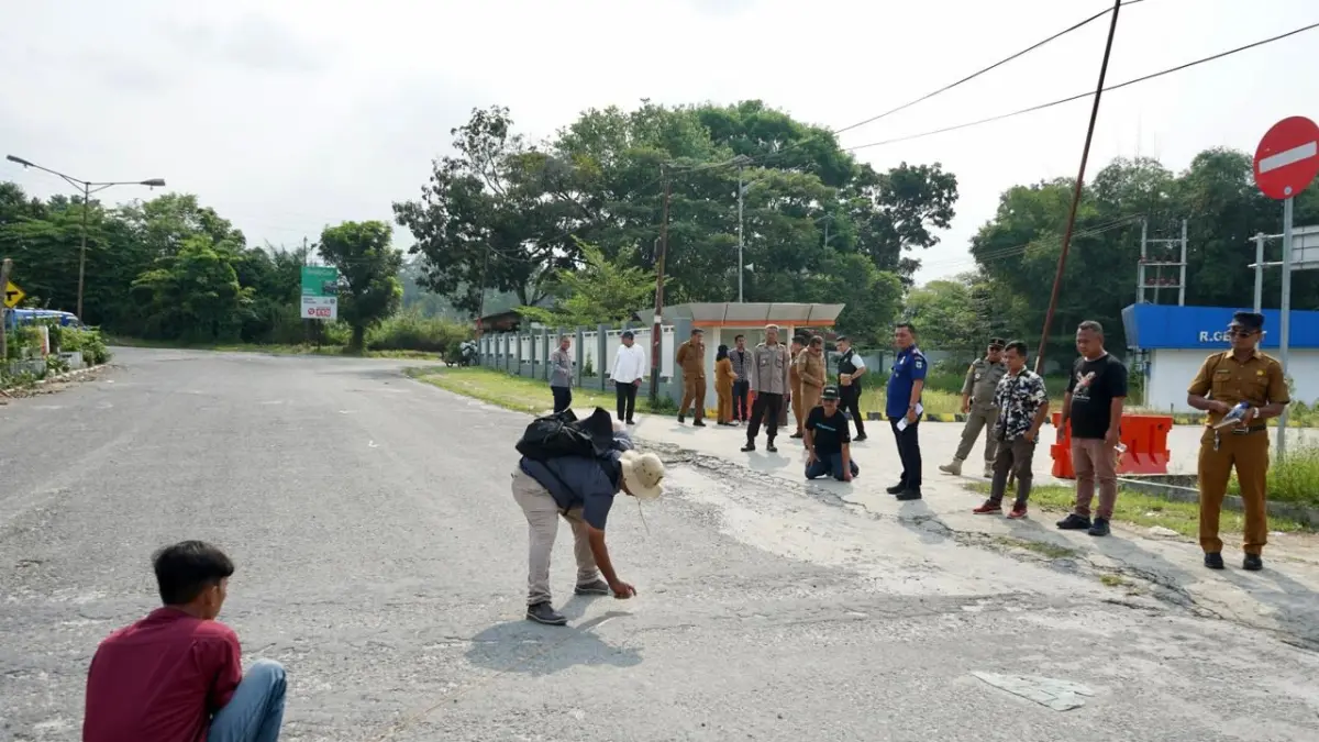 CEK LINTASAN — Tim persiapan meninjau lintasan Wali Kota Cup Siantar Road Race 2026 di Terminal Tipe A Tanjung Pinggir, Siantar Martoba.