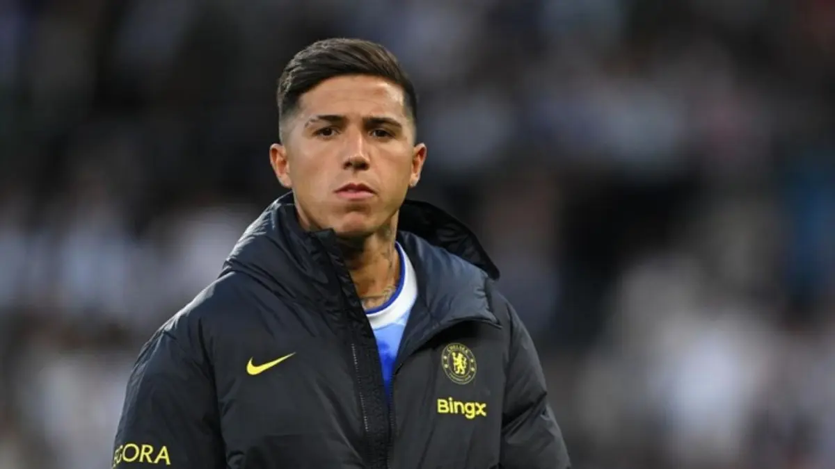 ENZO FERNANDEZ — Enzo Fernandez resmi meninggalkan Chelsea dan bergabung dengan Manchester City dengan nilai transfer 125 juta paun atau sekitar Rp2,99 triliun.