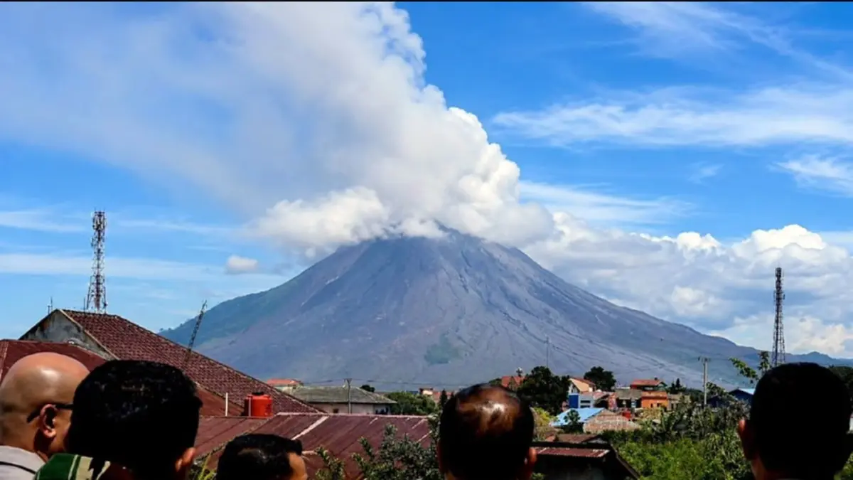 Gunung Sinabung terlihat dari Desa Kutarakyat, Kecamatan Namanteran, Kabupaten Karo, Rabu (2/9/2026). Aktivitas vulkanik masih dipantau.