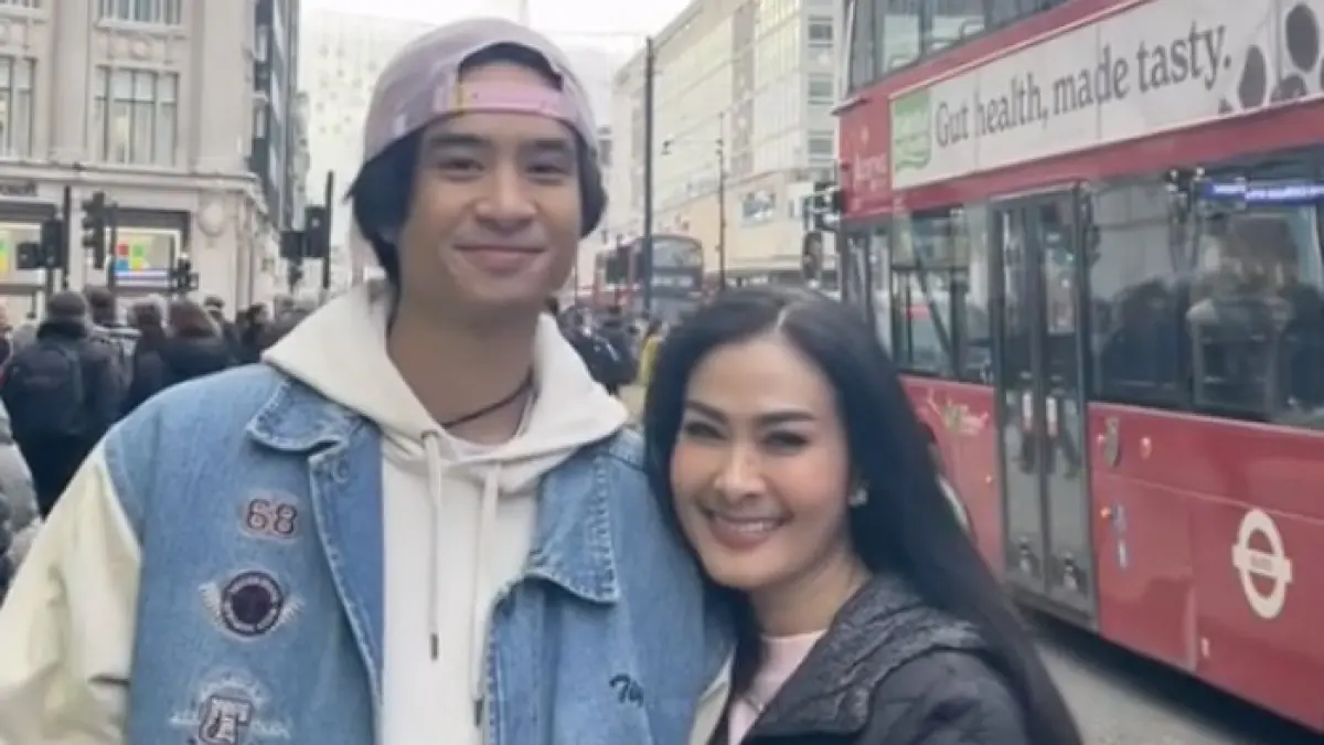 Iis Dahlia mengaku terharu ketika diajak putranya, Devano Danendra, menjalankan ibadah umrah bersama keluarga besar.