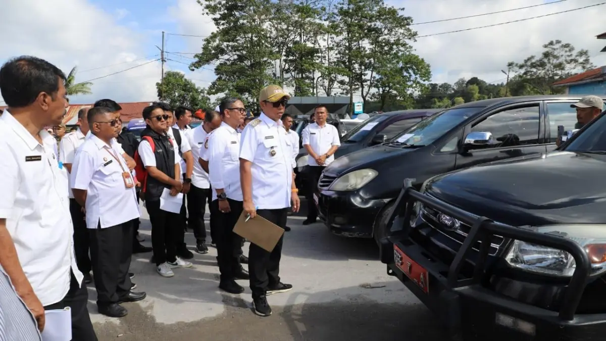 Kendaraan dinas yang merupakan Barang Milik Daerah. BPK menemukan 13 BMD Setda Toba senilai Rp4,1 miliar dipinjam pakaikan tanpa persetujuan Bupati.