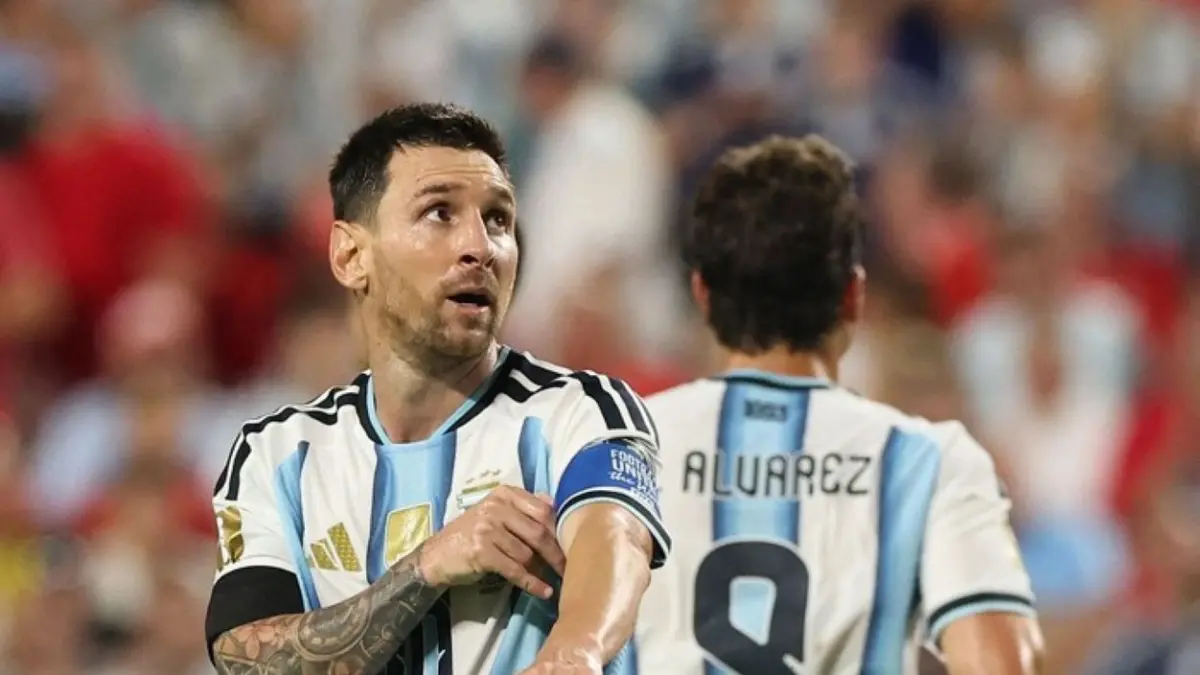 Lionel Messi tak lagi menjadi kapten Timnas Argentina setelah memutuskan pensiun. Cristian Romero menjadi kandidat terkuat penerus ban kapten.