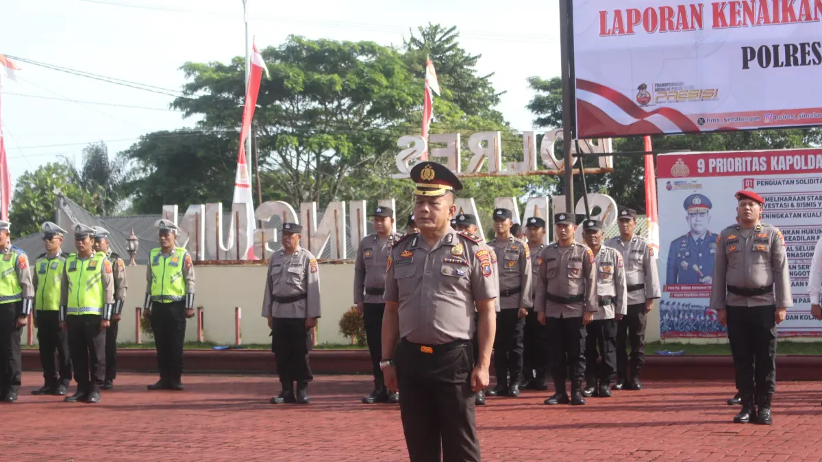 NAIK PANGKAT — Kompol Suit Purba Dasuha menerima kenaikan pangkat pengabdian dari AKP menjadi Kompol dalam upacara di Polres Simalungun.