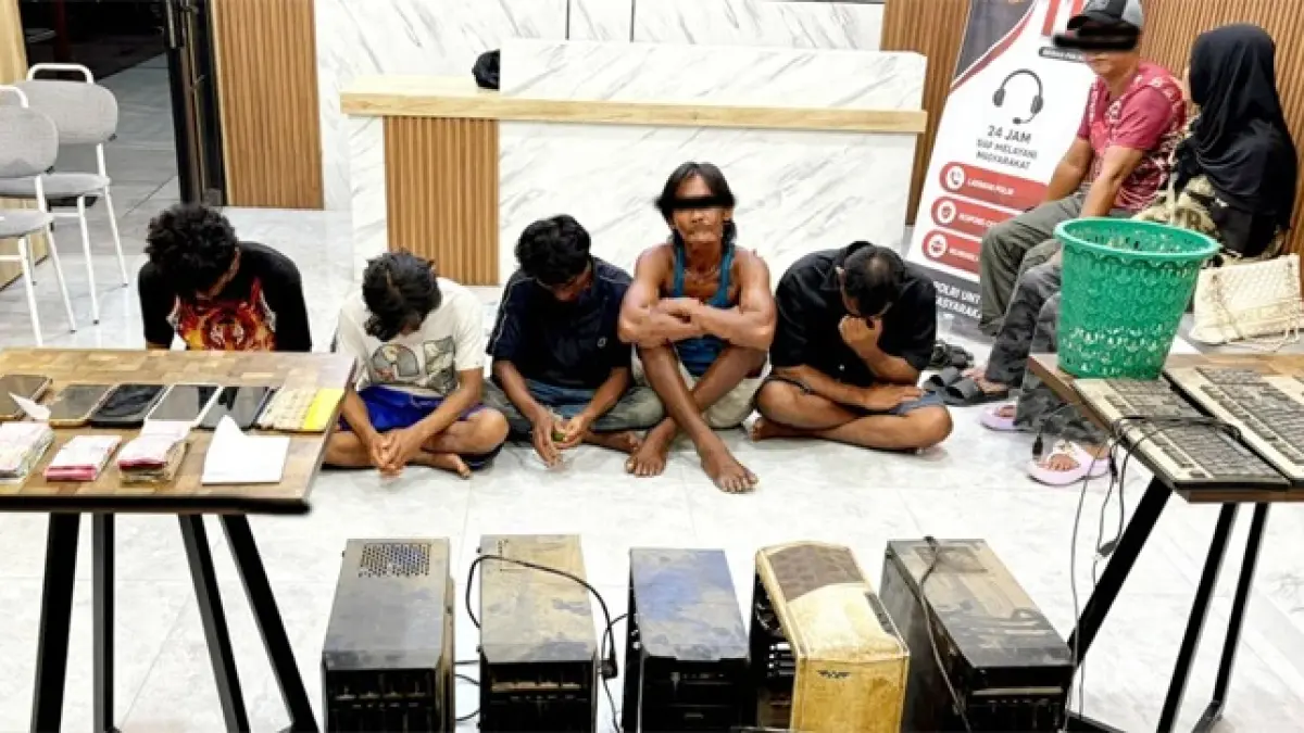 Para tersangka dan barang bukti yang diamankan dalam penggerebekan markas judi online di Asahan.
