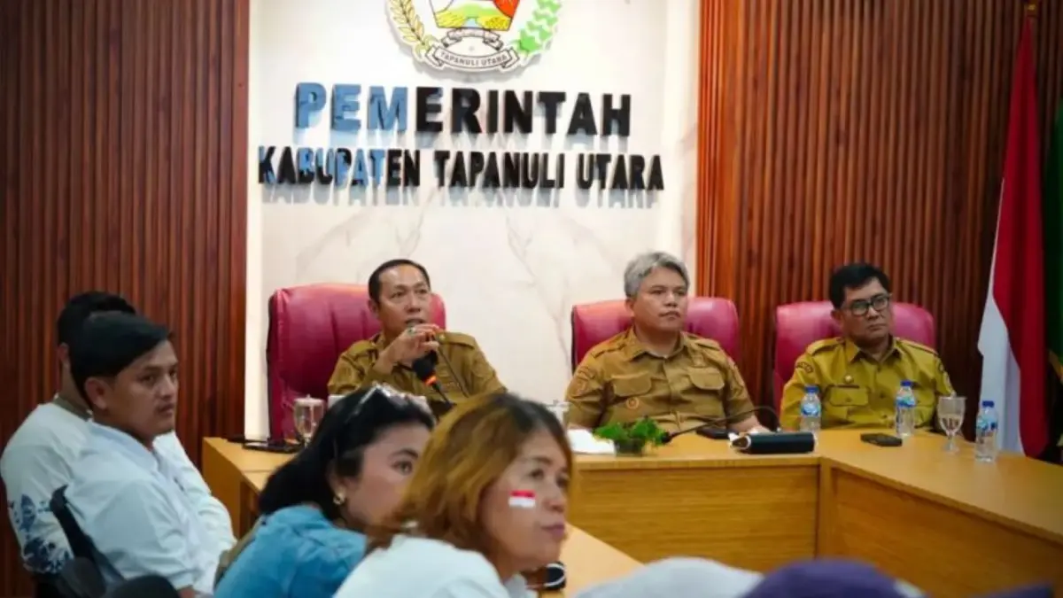 Pemkab Taput menggelar audiensi bersama perwakilan pedagang dan mahasiswa membahas rencana penataan Tanggul Aek Sigeaon di Kantor Bupati Taput, Selasa (1/9/2026).