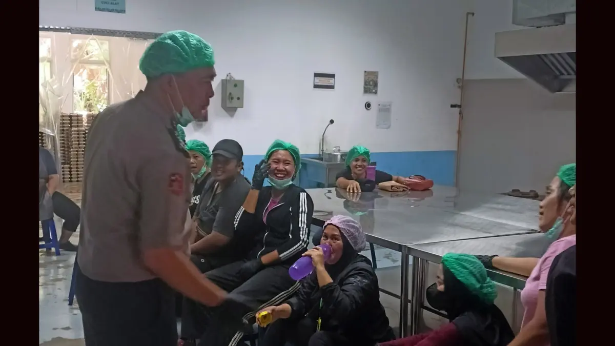 PENGAWASAN MBG — Personel Siwas Polres Pematangsiantar melakukan pengawasan dan monitoring tata kelola Program Makan Bergizi Gratis di SPPG 2 YKB.