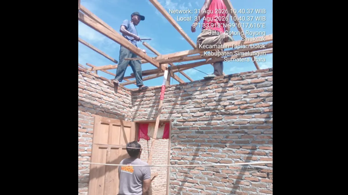 Rumah warga di Huta II Nagori Kahean, Kecamatan Dolok Batunanggar, Simalungun, rusak pada bagian atap setelah diterjang puting beliung.