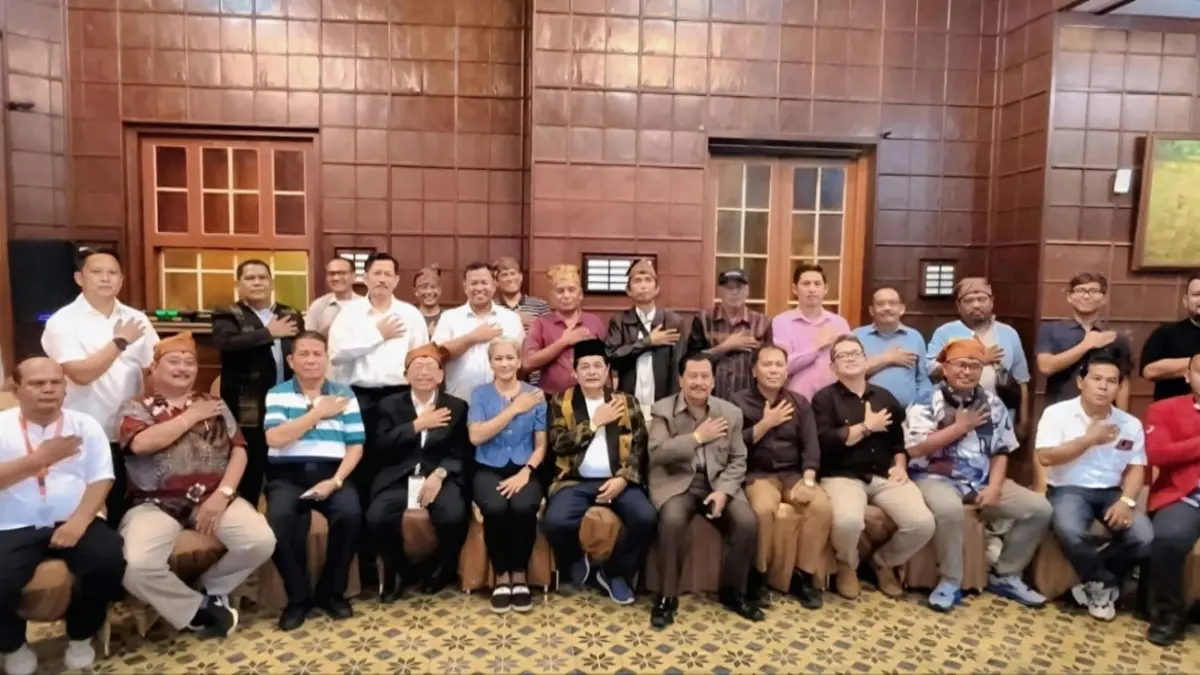 SILATURAHMI ADAT — Kapolres Pematangsiantar AKBP Sah Udur Togi Marito Sitinjak bersilaturahmi dengan sejumlah tokoh adat Simalungun di Siantar Hotel.