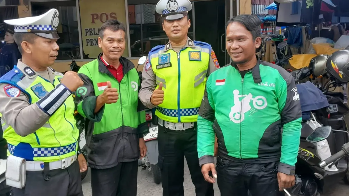 SOSIALISASI LALU LINTAS — Personel Unit Kamsel Satlantas Polres Pematangsiantar memberikan edukasi tertib berlalu lintas kepada pengemudi ojol.