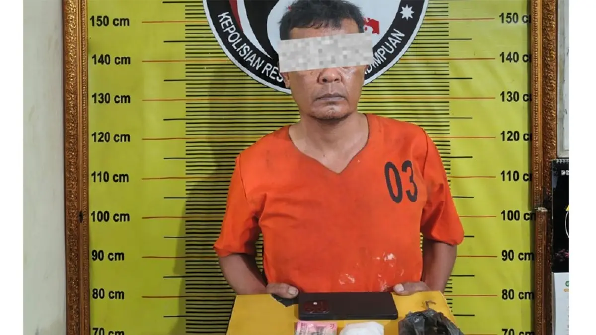 Tersangka AAS (46) dan barang bukti di Polres Padangsidimpuan.
