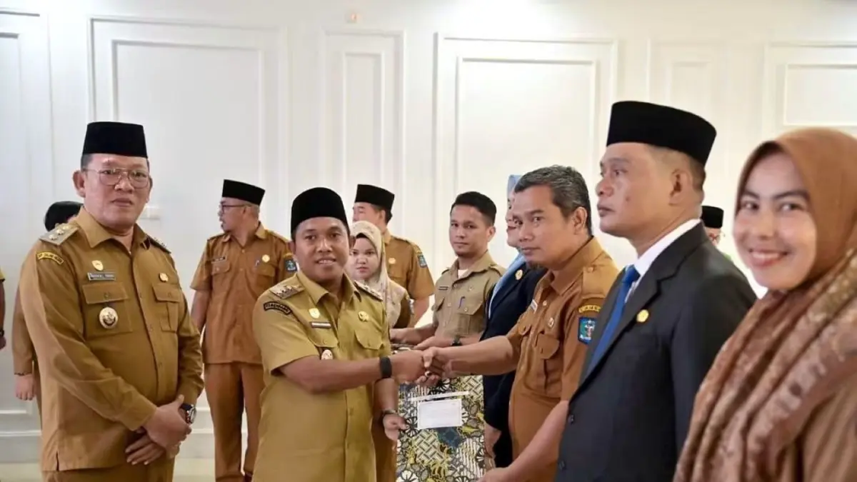 Wali Kota Sibolga Akhmad Syukri Nazry Penarik menyampaikan ucapan selamat kepada Romatua Hasonangan Panjaitan yang dilantik menjadi Plt Asisten I, Selasa (1/9/2026). 