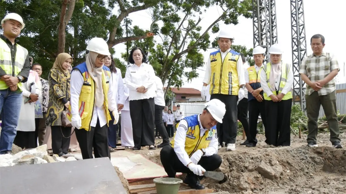 Wali Kota Tanjungbalai Mahyaruddin Salim melakukan peletakan batu pertama pembangunan/rehabilitasi Gedung RSUD dr Tengku Mansyur Kota Tanjungbalai.