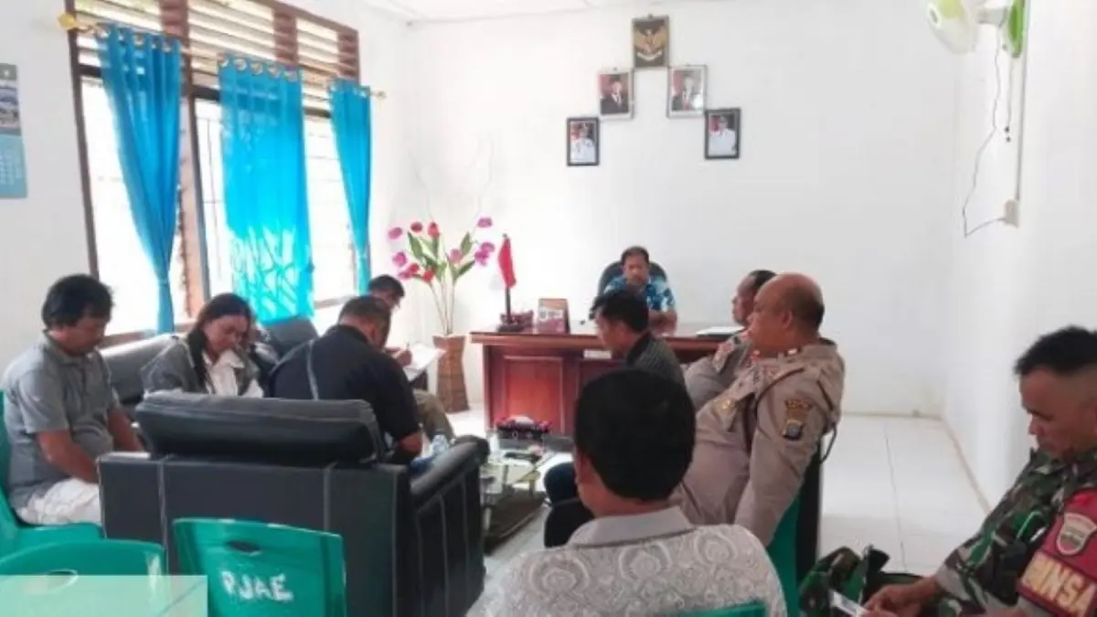 Warga bersama pihak pelaksana proyek rehabilitasi Bendungan Aek Sarulla, Camat Pahae Jae Marhasak Simaremare, Kapolsek Pahae Jae Iptu Sutomo Simaremare dan Babinsa mengikuti pertemuan membahas ganti rugi lahan di Kantor Camat Pahae Jae, Kamis (27/8/2026).
