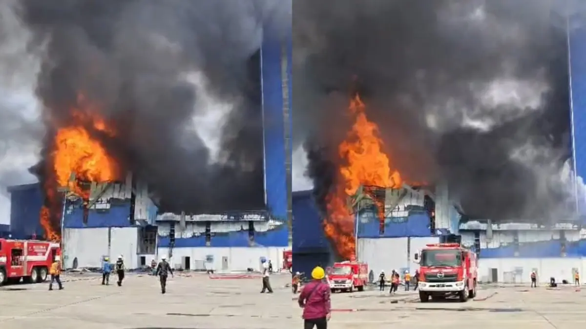 Petugas memadamkan kebakaran di pabrik Biding PT Evyap Sabun Indonesia, KEK Sei Mangkei, Kecamatan Bosar Maligas, Simalungun, Kamis (3/9/2026). Tiga pekerja tewas setelah diduga melompat dari lantai 6 saat berupaya menyelamatkan diri. (tangkapan layar video/kolase)