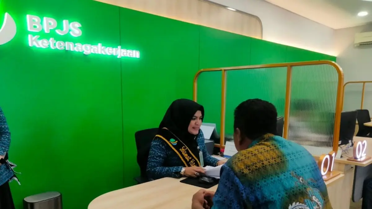 Kacab BPJS Ketenagakerjaan Cabang Kisaran memberikan pelayanan langsung kepada peserta.