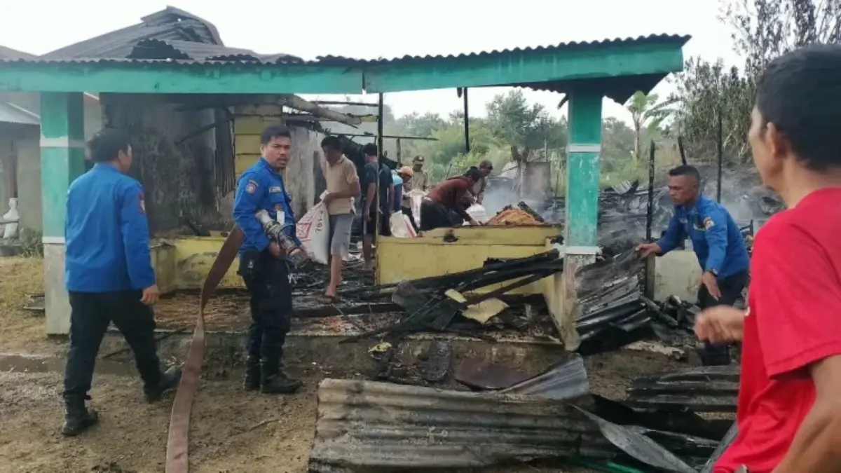 Petugas pemadam kebakaran melakukan penanganan dan pendinginan di lokasi kebakaran rumah warga di Desa Sihikkit, Kecamatan Onan Ganjang, Humbahas.