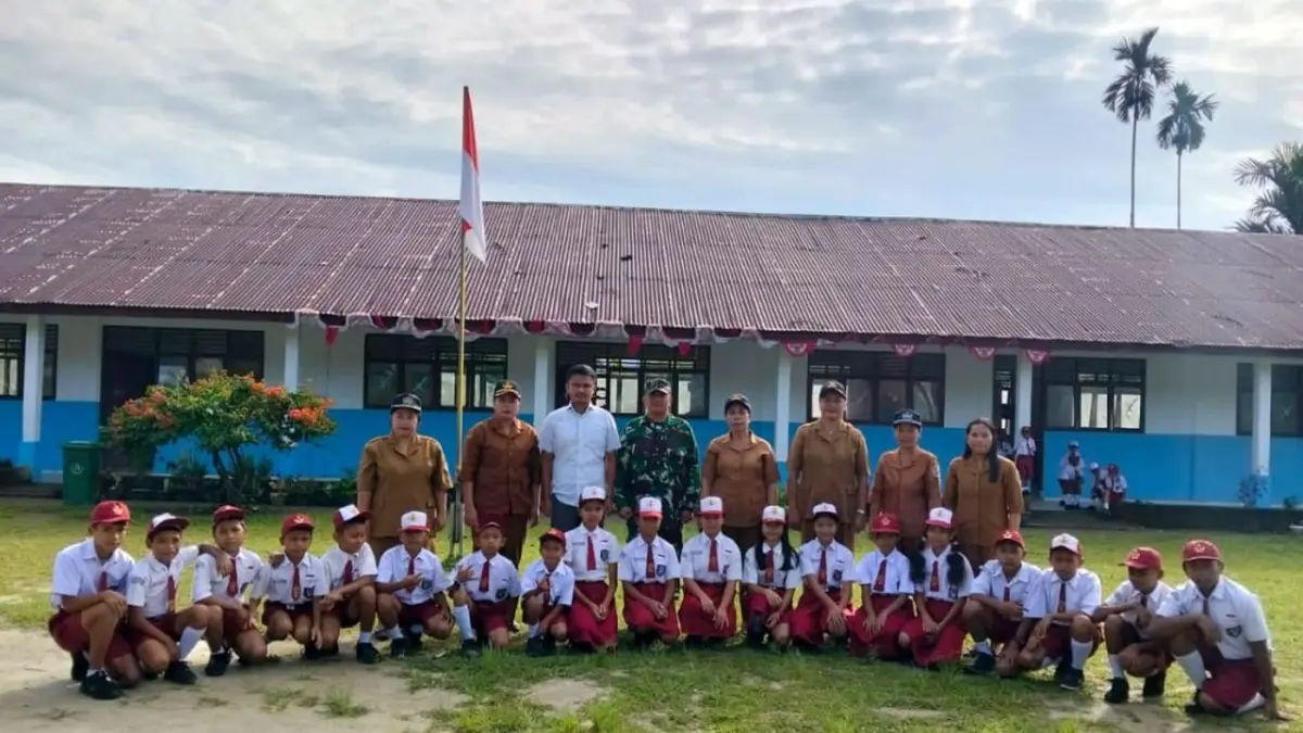 Prajurit TNI dari Koramil 21/Garoga menjadi pembina upacara pengibaran Bendera Merah Putih di SD Negeri 173216 Garoga Julu, Desa Gonting, Kecamatan Garoga, Tapanuli Utara, Senin (31/8/2026).