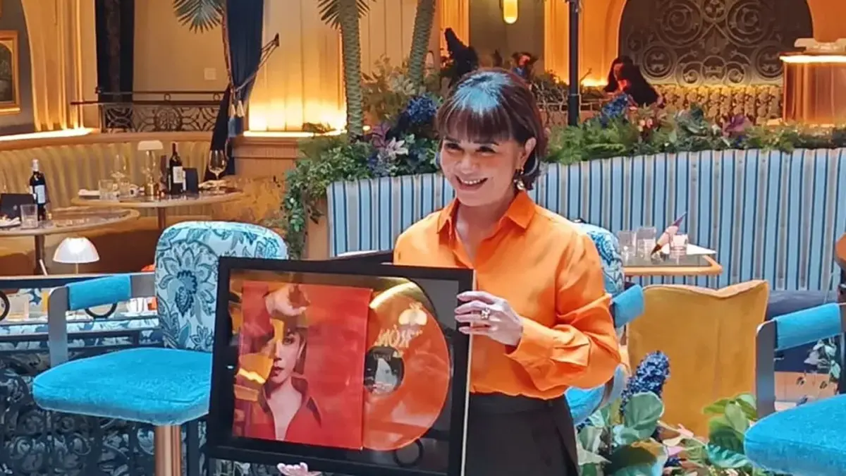 Ruth Sahanaya menunjukkan mini album terbarunya bertajuk Merindu saat peluncuran di kawasan SCBD, Jakarta, Selasa (1/9/2026).