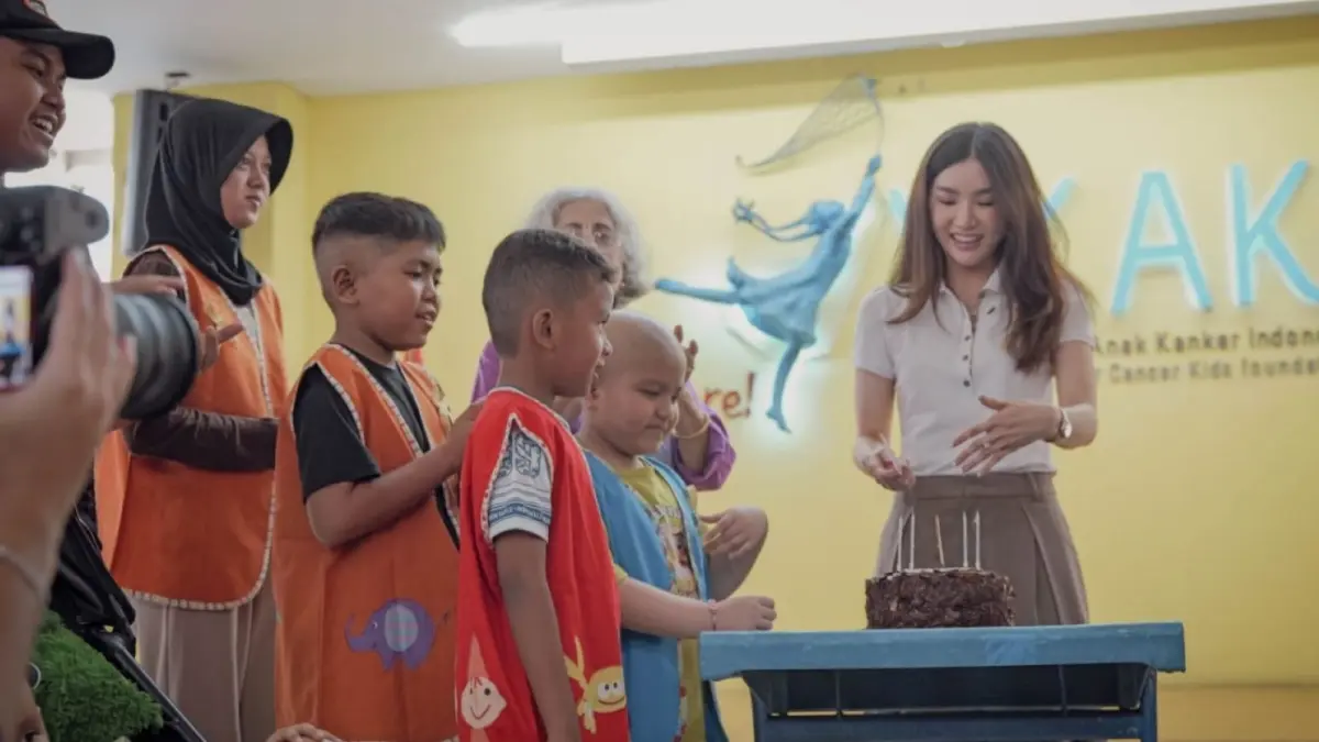Sarwendah merayakan ulang tahun ke-37 dengan mengunjungi dan berbagi bersama anak-anak pejuang kanker di Yayasan Kasih Anak Kanker Indonesia (YKAKI).