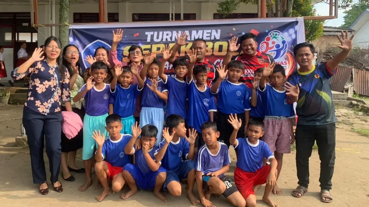 Tim SD Negeri 091519 Hataran Jawa, foto bersama pelatih, guru dan Komite Sekolah usai berhasil lolos ke babak 8 besar turnamen sepakbola Tanah Jawa Cup SD se-Kecamatan Tanah Jawa.
