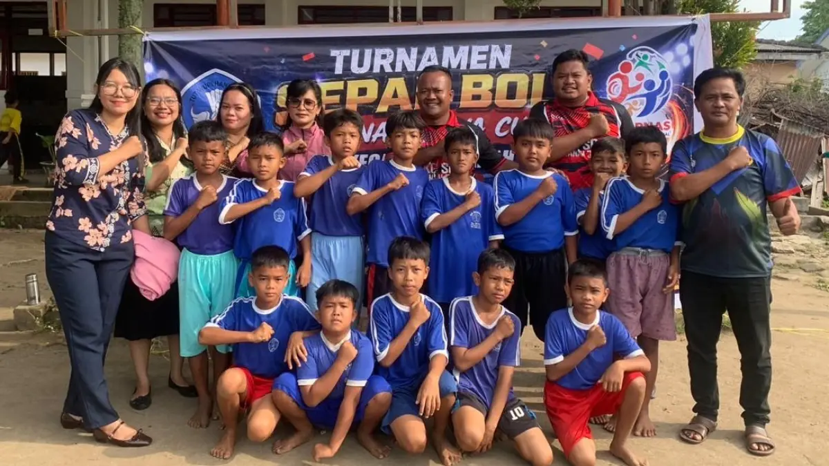 Tim SD Negeri 091519 Hataran Jawa, foto bersama pelatih, guru dan Komite Sekolah usai berhasil lolos ke babak 8 besar turnamen sepakbola Tanah Jawa Cup SD se-Kecamatan Tanah Jawa.