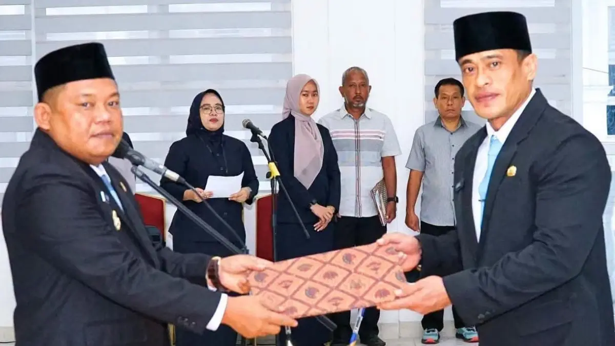 Wakil Bupati Labuhanbatu H Jamri saat menyerahkan SK kepada pejabat yang baru dilantik.