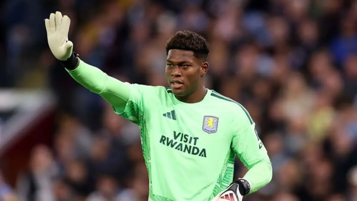 Zion Suzuki menjalani debut bersama Aston Villa saat menghadapi Arsenal di Premier League. Suzuki mencatat sejarah sebagai kiper Jepang pertama yang tampil di Liga Inggris.