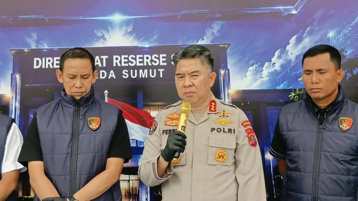 Direktur Reserse Siber Polda Sumut Kombes Pol Dr. Bayu Wicaksono, didampingi Kabid Humas Polda Sumut Kombes Pol Dr. Ferry Walintukan.