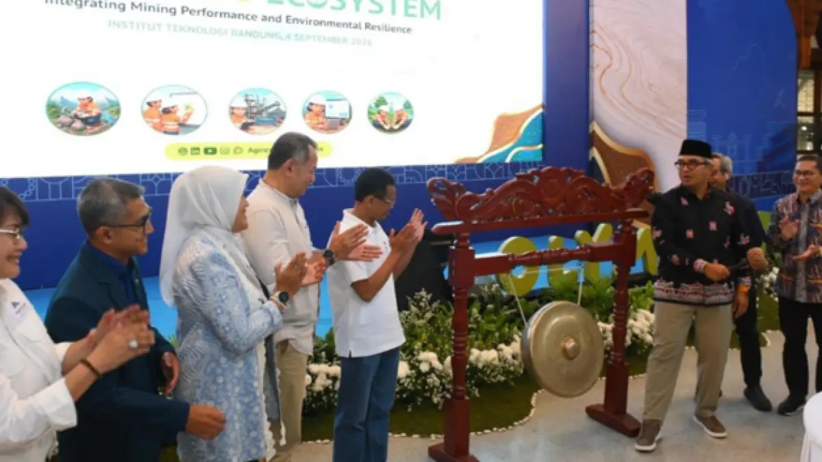 Wali Kota Bandung, Muhammad Farhan (empat dari kanan), memukul gong menandai pembukaan resmi OlympiAR 2026, didampingi Director Operations PT Agincourt Resources, Rahmat Lubis (lima dari kiri), dan para tamu undangan di Institut Teknologi Bandung (ITB), Jumat (4/9/2026). (Dok: PTAR)&nbsp;