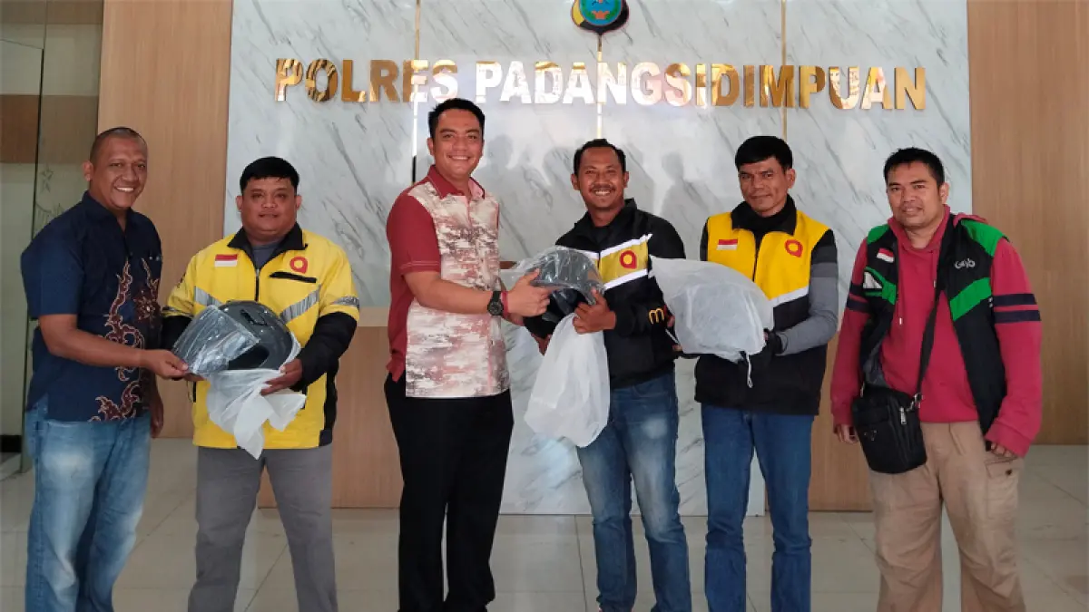 Kapolres Padangsidimpuan, AKBP Noval N.G. Desky, didampingi Kasat Intelkam IPTU Eko Bertom C.J. Panjaitan, dalam giat Jumat Berkah bersama komunitas ojol Kota Padangsidimpuan.
