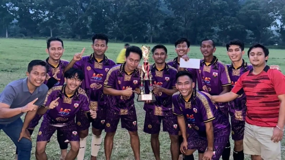Pemain Gasta Tanah Jawa merayakan gelar juara.