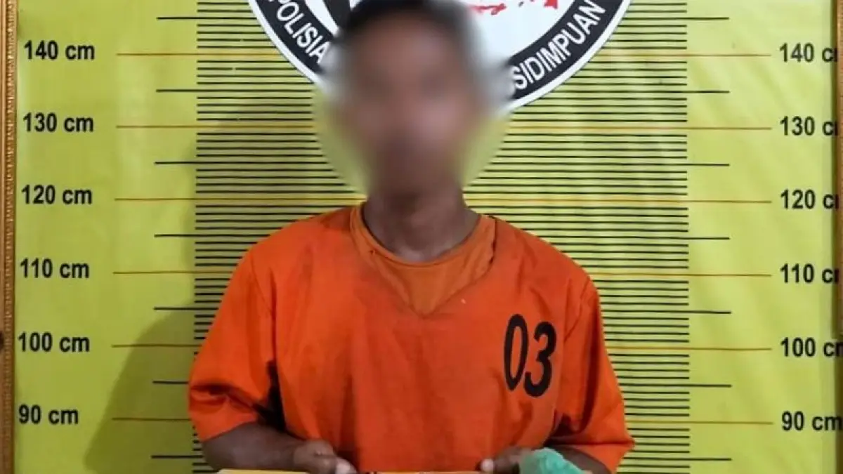 Tersangka dan barang bukti.