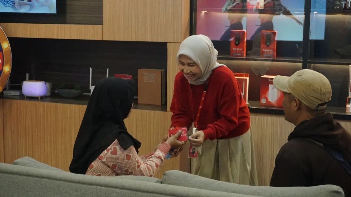 &nbsp;Vice President Area Network Operations Sumatera Telkomsel Nizar Fuadi (tengah) melayani pelanggan yang berkunjung ke GraPARI dengan sepenuh hati pada Hari Pelanggan Nasional hari ini (4/9).