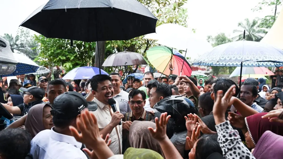 Bobby Nasution meresmikan Jembatan Bailey di Desa Parjalihotan, Tapteng. Jembatan ini menghubungkan dua dusun dan mendukung akses warga.