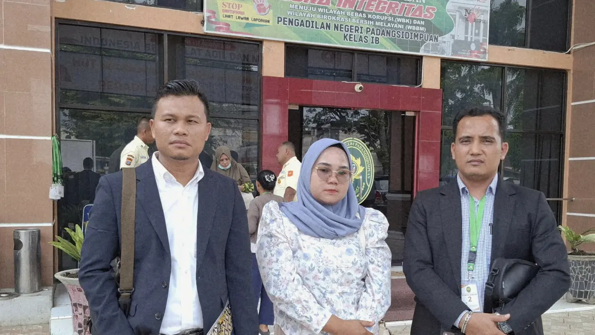 Febriani Nasution bersama kuasa hukum Dr Agus Anwar dan Tulus Anjasmara SH usai sidang praperadilan di PN Padangsidimpuan, Senin (7/9/2026). (Samman/MetroDaily) 