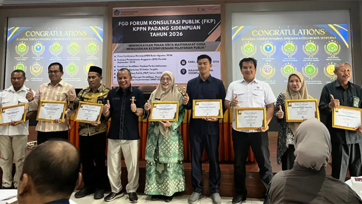 Kepala KPPN Padang Sidempuan, IENG berikan penghargaan kepada 10 Satker terpilih yang menunjukkan capaian kinerja pengelolaan anggaran terbaik semester I 2026.