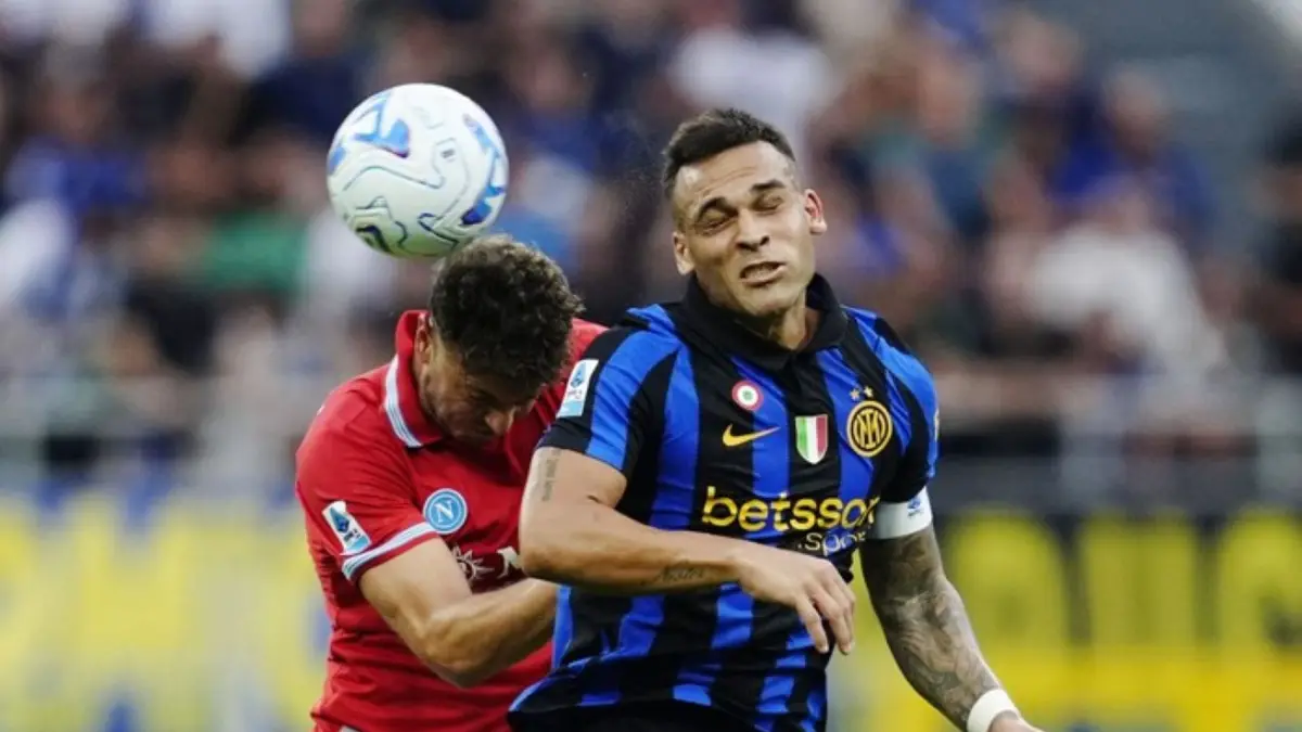 Lautaro Martinez menjadi pahlawan kemenangan Inter Milan atas Napoli. Tertinggal dua gol, Inter bangkit dan menang dramatis 3-2 lewat gol injury time.