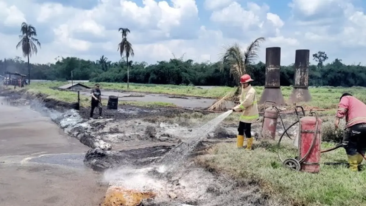 Pemadaman kebakaran: Petugas pemadam kebakaran BPBD Simalungun bersama tim terkait memadamkan api di area kolam limbah PKS PTPN IV Kebun Dolok Ilir, Jumat (4/9/2026). 