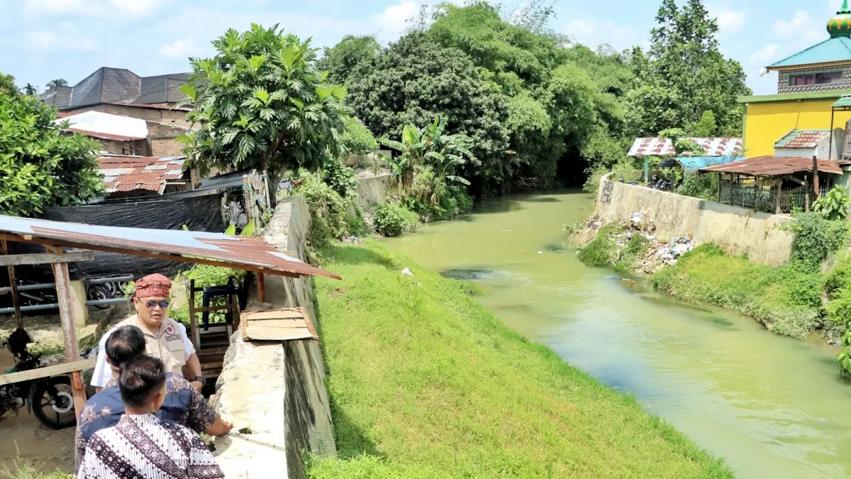 Penanganan banjir: Kepala BPBD Simalungun Budiman Silalahi meninjau sejumlah titik rawan banjir di kawasan Pasar Bawah Serbelawan, Kecamatan Dolok Batu Nanggar. 