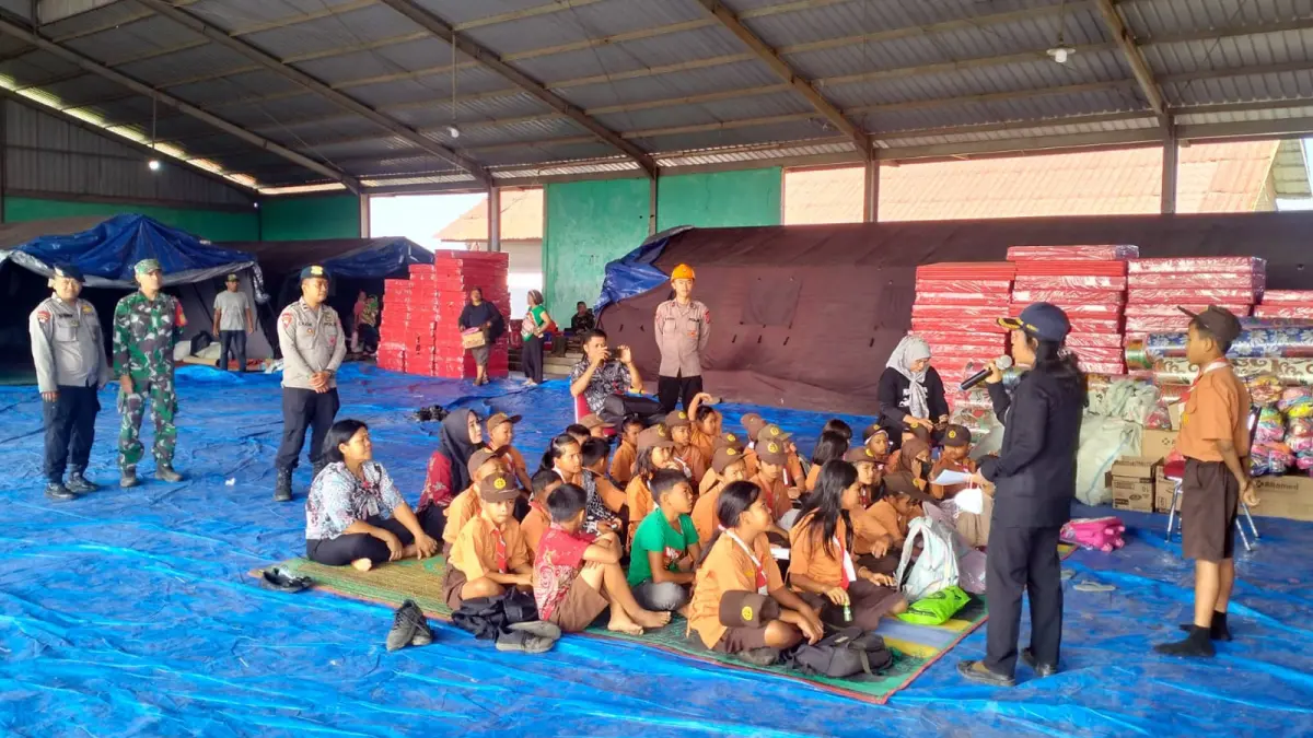 Personel Polres Karo bersama BKO Brimob Polda Sumut membantu mobilitas warga Desa Kuta Tengah dari posko pengungsian Desa Sukatepu, Jumat (4/9/2026).