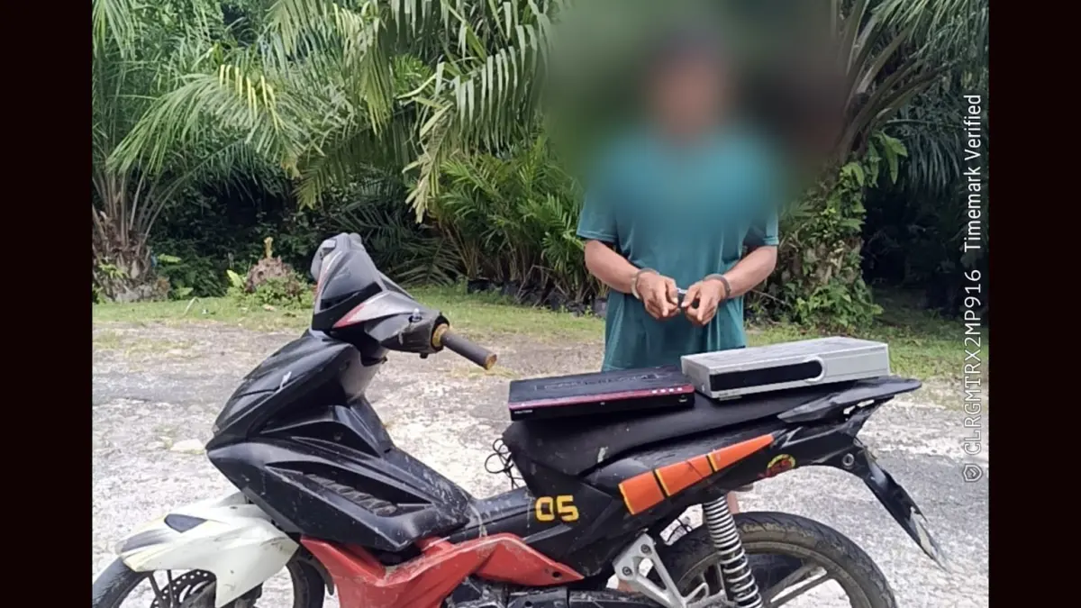 Rudi Hartono, terduga pelaku pembobolan rumah warga di Kelurahan Sinaksak, Kecamatan Tapian Dolok, Simalungun, diamankan polisi bersama barang bukti.