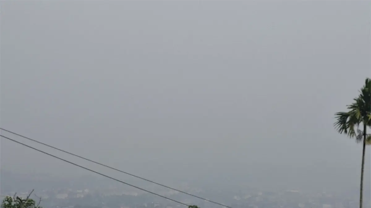 Tampak kabut asap tutupi Kota Padangsidimpuan dan gunung lubuk raya, foto diambil hari Senin (7/9/2026).