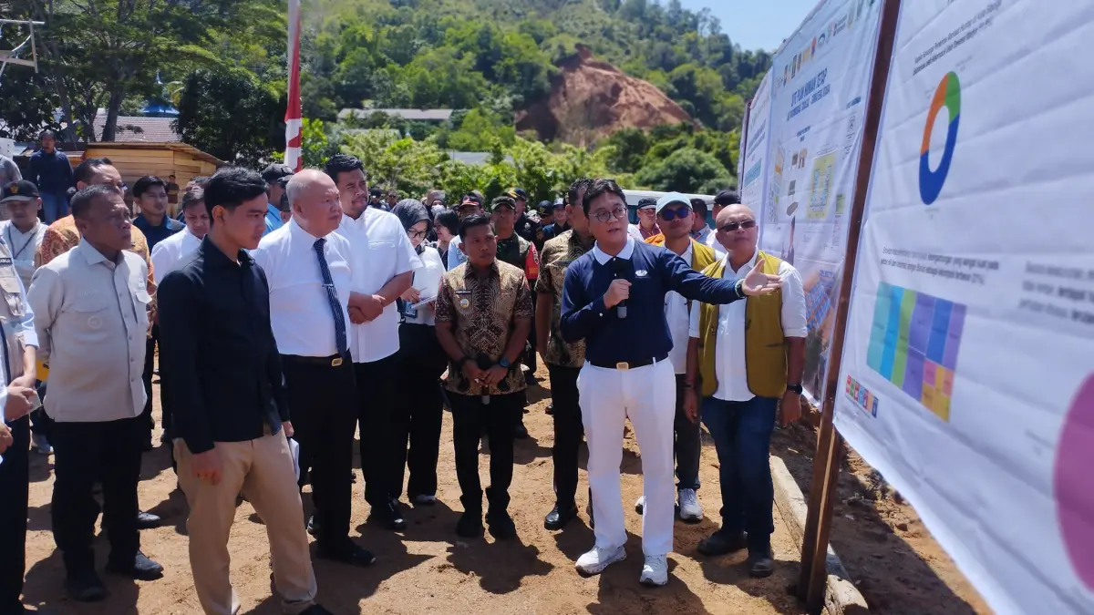 Wapres Gibran Rakabuming Raka didampingi Gubsu Bobby Nasution meninjau hunian tetap bagi warga terdampak banjir di Aek Parombunan, Sibolga.