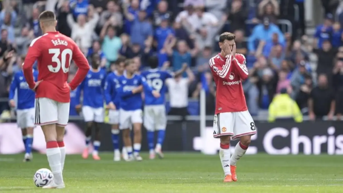 Ainsley Maitland-Niles merayakan gol penyama Everton ke gawang Manchester United pada menit 90+6 yang mengubah skor menjadi 2-2.