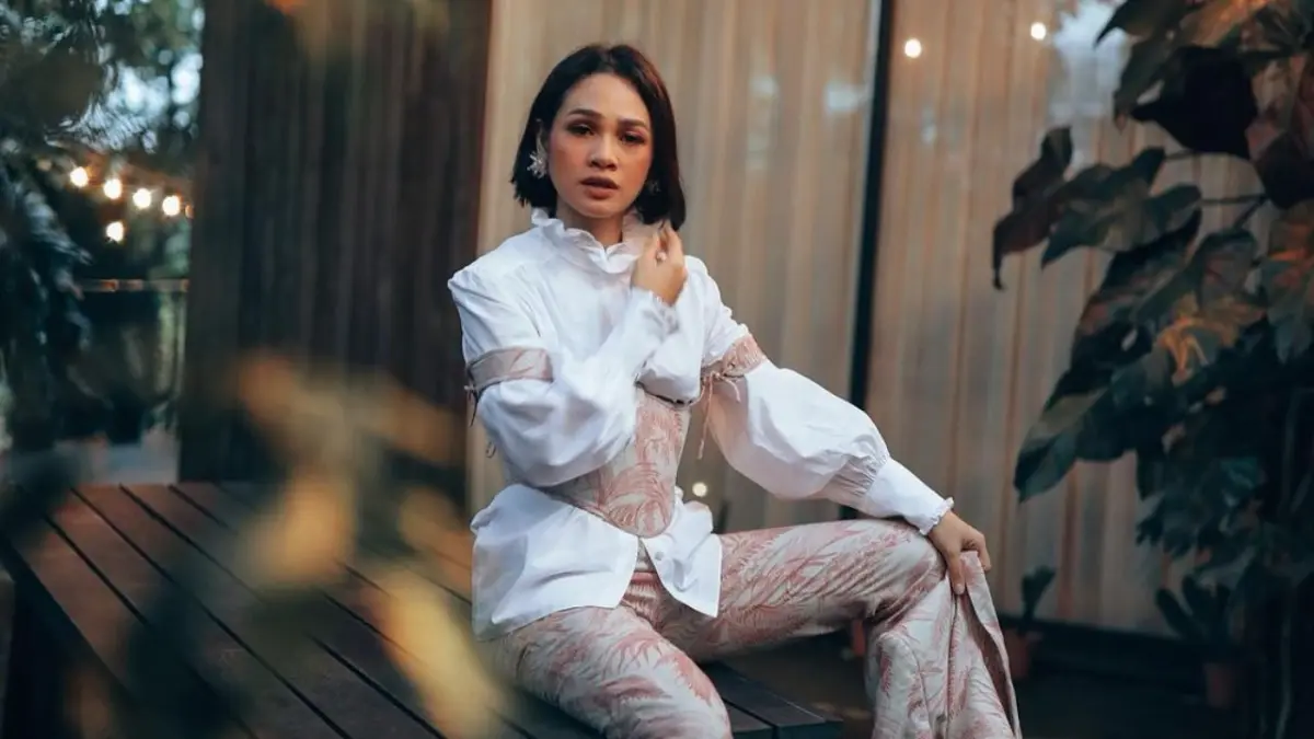 Andien menceritakan pengalaman perjalanan udaranya yang sempat terganggu setelah pesawat berputar hampir satu jam dan penerbangan ke Jakarta dibatalkan.