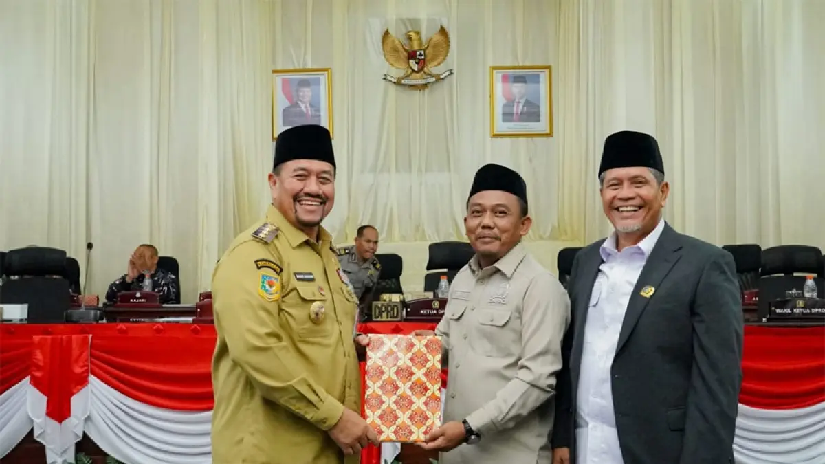 Bupati Batu Bara Dr. H. Baharuddin dan &nbsp;Wakil Ketua I DPRD Kabupaten Batu Bara, Nurhaji, didampingi Wakil Ketua II, Tengku Rodial.