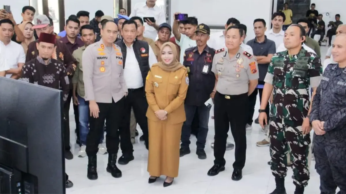 Bupati Labuhanbatu dr Hj Maya Hasmita saat melihat cuplikan video penangkapan kurir sabu saat konferensi pers.