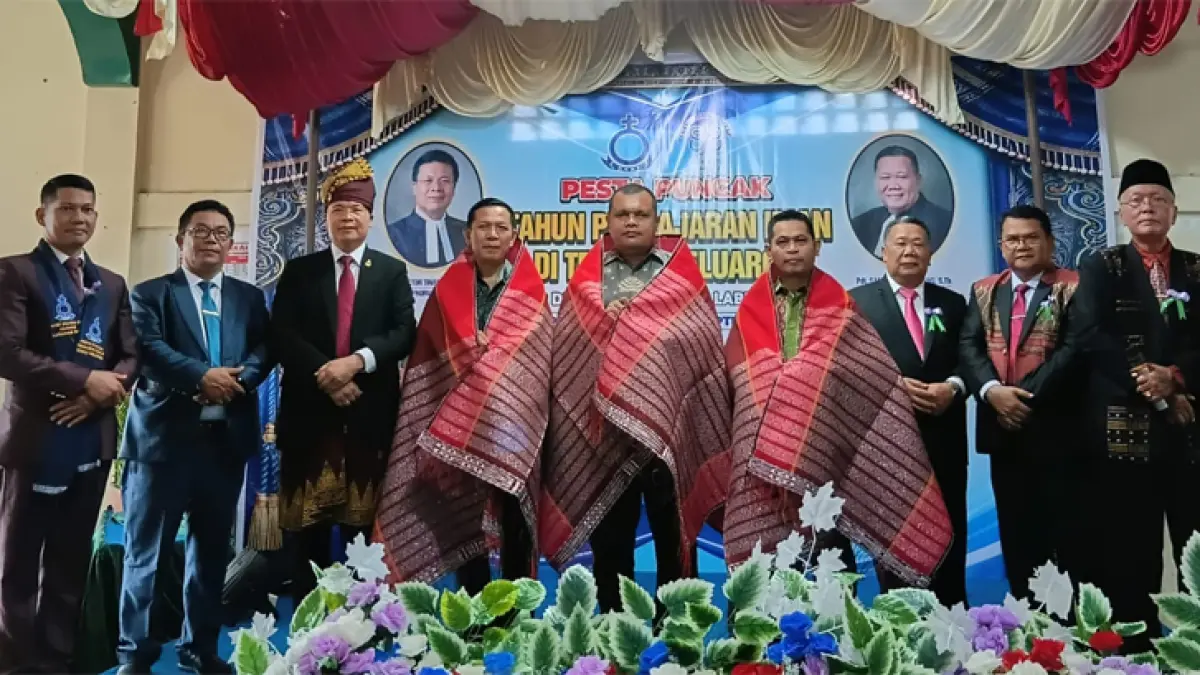 Ephorus HKBP Pdt Dr Victor Tinambunan, Praeses Distrik XIII Pdt Sampur Manullang, serta yang mewakili Wali Kota Tanjungbalai saat penyerahan cendera mata.