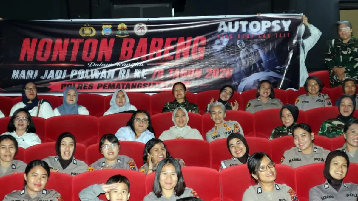 NOBAR: Polwan Polres Pematangsiantar bersama TNI, Pemko, Forkopimda dan Bhayangkari mengikuti nonton bareng film di Cinepolis. 