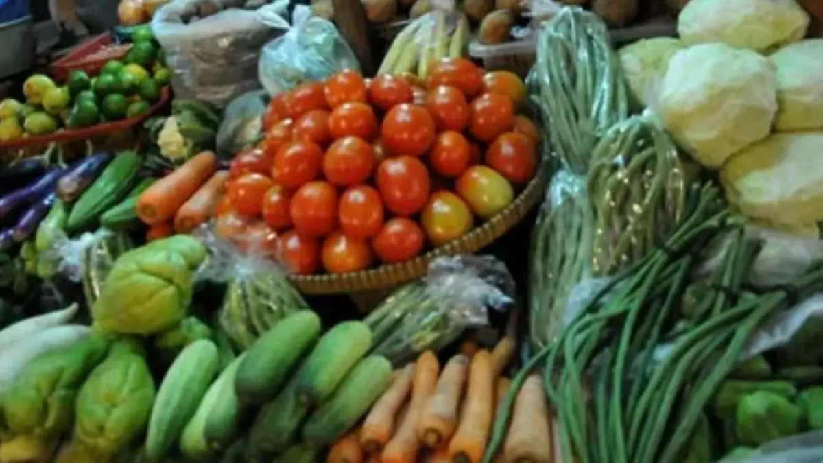 PASOKAN SAYUR: Sejumlah jenis sayuran dijual pedagang di pasar Sibolga. Erupsi Gunung Sinabung dikhawatirkan mengganggu pasokan jika berlangsung berkepanjangan. 